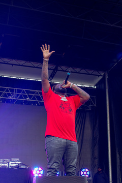 T-Pain uses bright lights and dynamic movement to keep the audience engaged even at the end of the set of performances. His hip-hop dancing engaged students all the way through to the last song. 